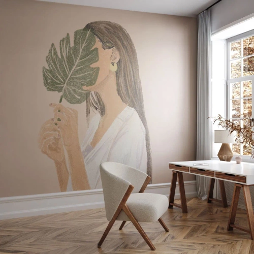 Papier Peint Photo Premium Sand - Femme avec une feuille de monstera couvrant son visage - 100x70cm - Portrait mystérieux avec un éventail - Décoration murale moderne pour le salon et la chambre ARTTOR