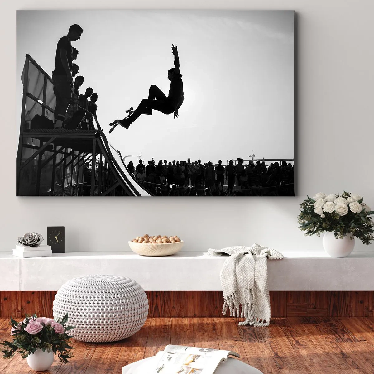 Impression sur toile - Image sur toile - Scène de skateboard en noir et blanc sur une rampe - 100x70cm - Héros et spectateurs - Décoration murale moderne pour le salon et la chambre ARTTOR