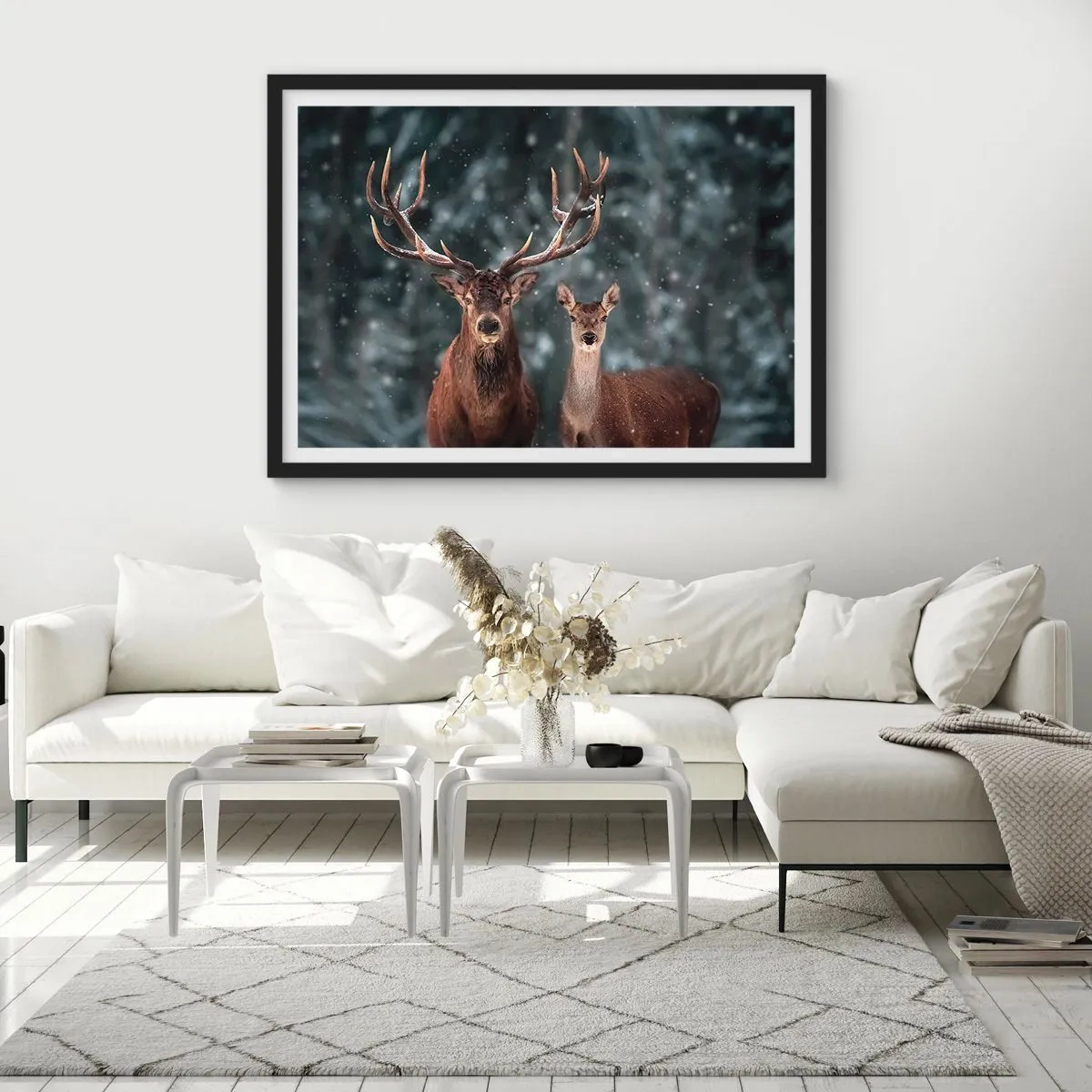Affiche dans un cadre noir - Poster - Cerf dans une forêt d'hiver enneigée - 70x50cm - Le roi de la forêt avec sa femme - Décoration murale moderne pour le salon et la chambre ARTTOR