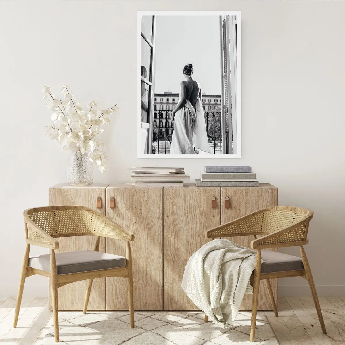 Affiche - Poster - Une femme en tissu blanc sur un balcon surplombant la ville - 50x70cm - Eveil des pensées - Décoration murale moderne pour le salon et la chambre ARTTOR