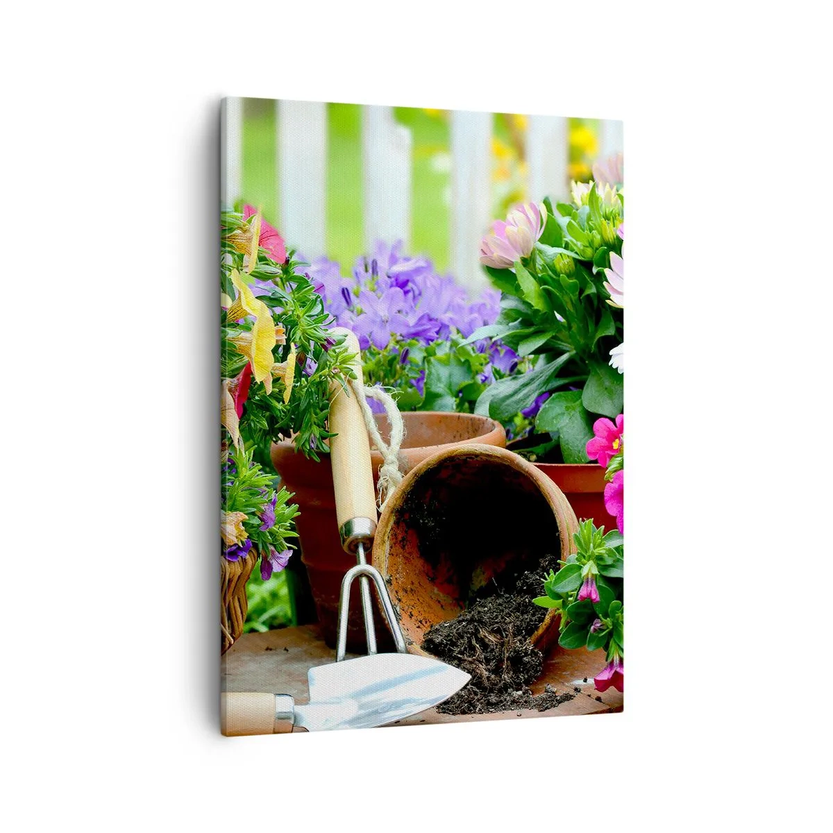 Impression sur toile - Image sur toile - Fleurs colorées dans des pots avec des outils de jardinage sur la table - 50x70cm - Le jardin de Zosia - Décoration murale moderne pour le salon et la chambre ARTTOR