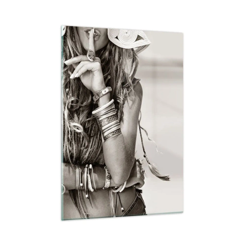 Impression sur verre - Image sur verre - Une femme portant des bijoux avec son doigt sur ses lèvres dans une photo artistique - 50x70cm - Comment va la fille - Décoration murale moderne pour le salon et la chambre ARTTOR