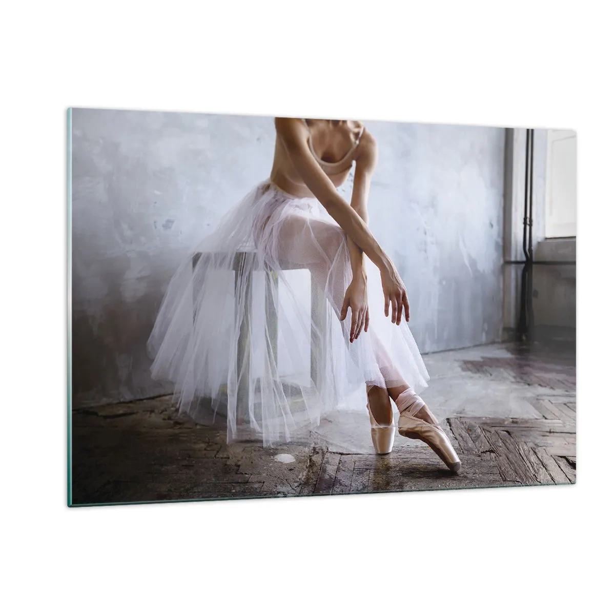Impression sur verre - Image sur verre - Une ballerine en jupe de tulle se repose dans le hall - 120x80cm - Avant que les lumières de la rampe ne clignotent - Décoration murale moderne pour le salon et la chambre ARTTOR