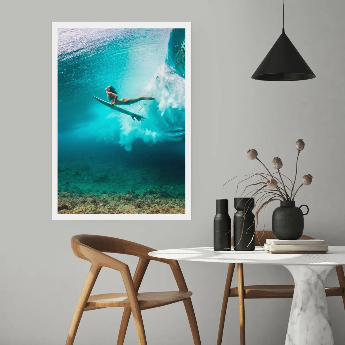 Affiche - Poster - Un surfeur sous l'eau dans une scène dynamique avec des vagues turquoise. - 50x70cm - Monde sous marin - Décoration murale moderne pour le salon et la chambre ARTTOR