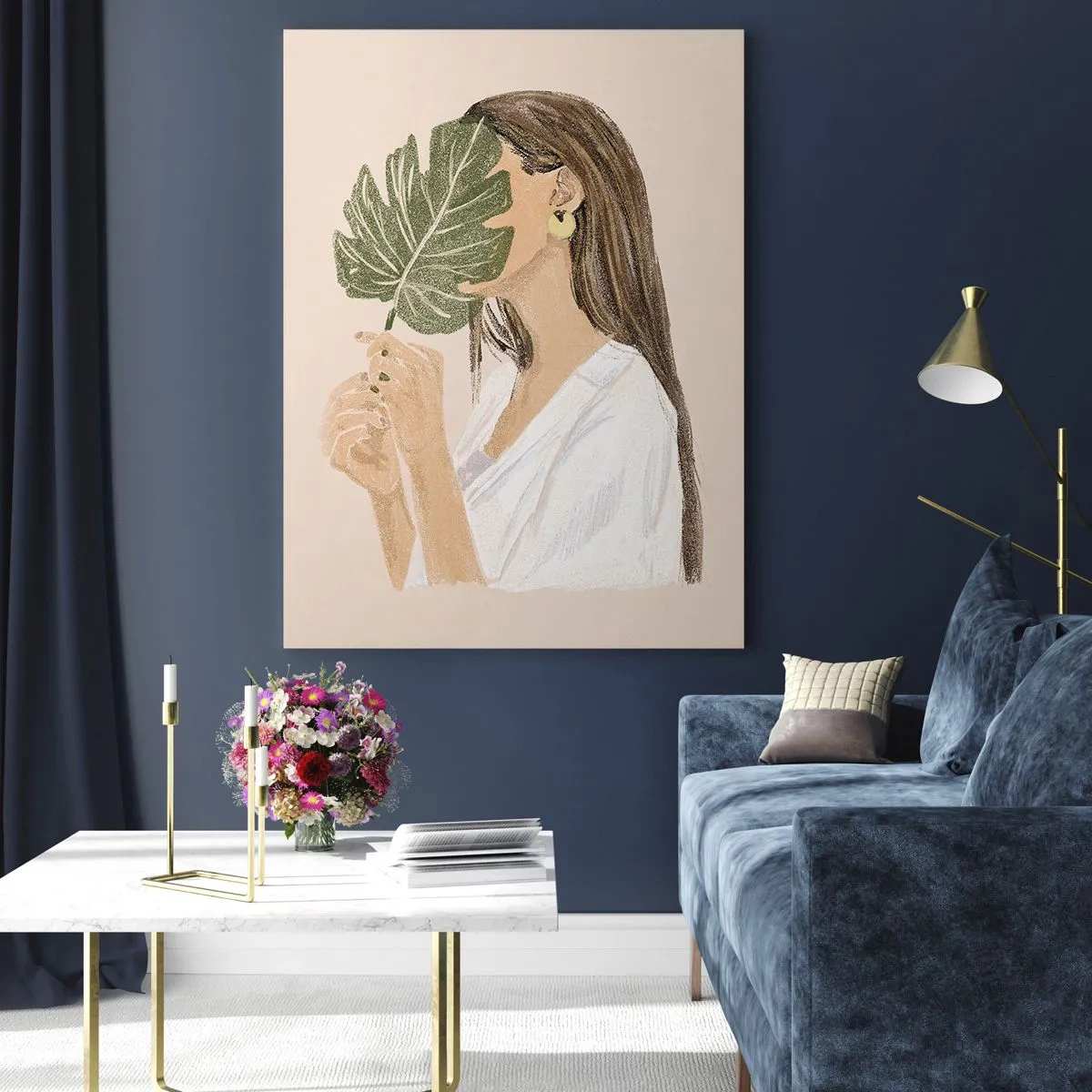 Impression sur verre - Image sur verre - Portrait d'une femme avec une feuille de monstera sur fond beige - 70x100cm - Portrait mystérieux avec un éventail - Décoration murale moderne pour le salon et la chambre ARTTOR