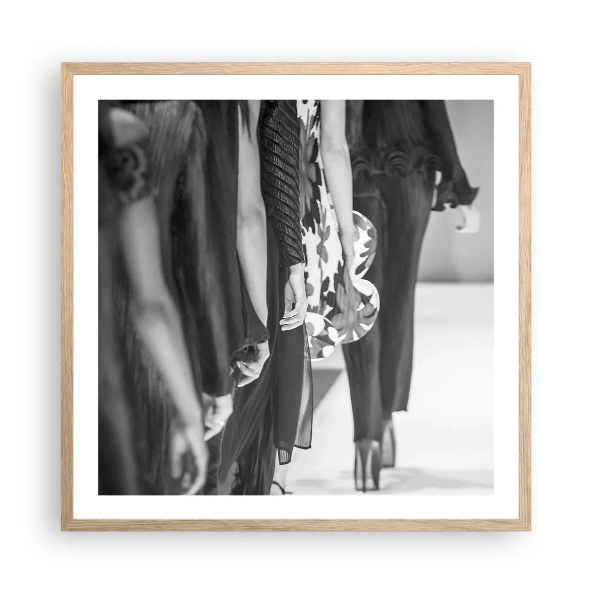 Affiche dans un chêne clair - Poster - Un défilé stylé - 60x60 cm