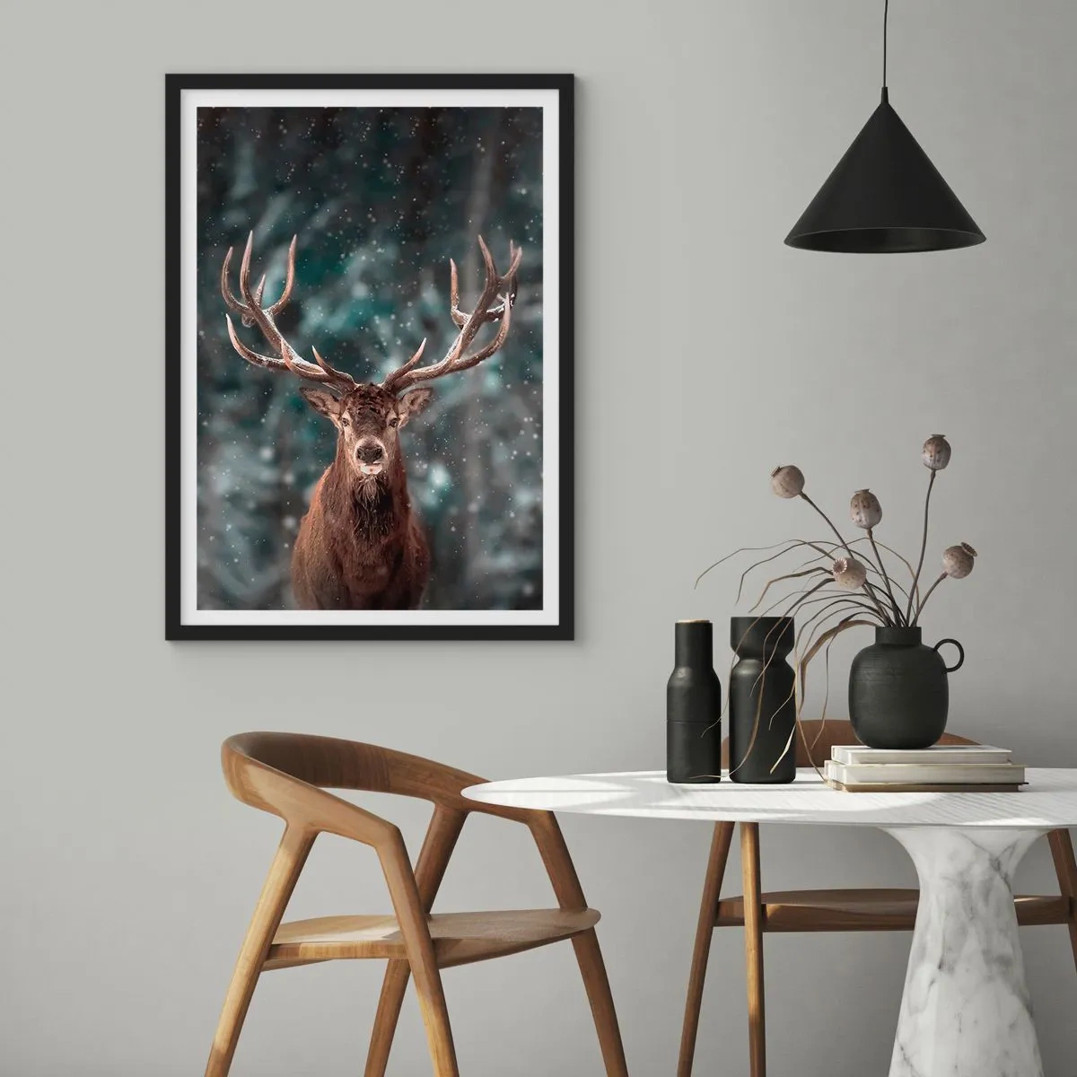 Affiche dans un cadre noir - Poster - Portrait d'un cerf aux bois impressionnants sur fond de forêt hivernale - 50x70cm - Roi de la forêt couronné - Décoration murale moderne pour le salon et la chambre ARTTOR