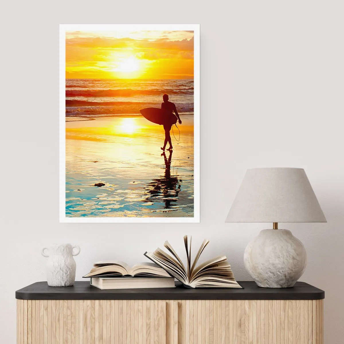 Affiche - Poster - Surfeur marchant sur la plage au coucher du soleil - 50x70cm - Le retour du guerrier - Décoration murale moderne pour le salon et la chambre ARTTOR