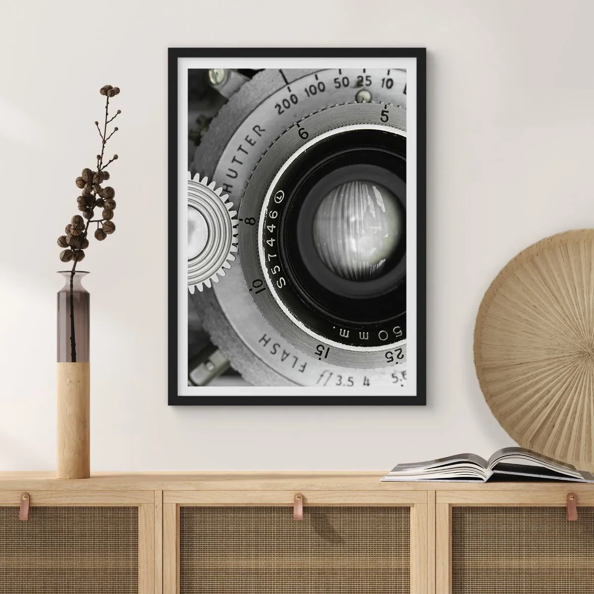 Affiche dans un cadre noir - Poster - Gros plan d'un objectif d'appareil photo avec des détails métalliques - 50x70cm - Histoire d'Hollywood - Décoration murale moderne pour le salon et la chambre ARTTOR