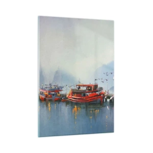 Impression sur verre - Image sur verre - Un port avec des bateaux rouges, un phare et des oiseaux sur fond de montagnes - 50x70cm - Na końcu świata - Décoration murale moderne pour le salon et la chambre ARTTOR