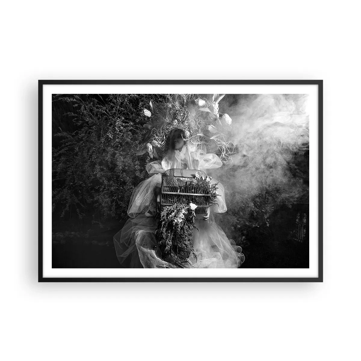 Affiche dans un cadre noir - Poster - Une composition en noir et blanc avec une figure en robe et une cage dans le brouillard. - 100x70cm - Tout simplement Mère Nature - Décoration murale moderne pour le salon et la chambre ARTTOR