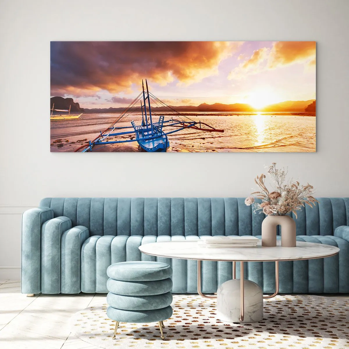 Impression sur verre - Image sur verre - Bateau bleu sur la plage au coucher du soleil - 140x50cm - Allongez-vous dans le sable après une longue journée - Décoration murale moderne pour le salon et la chambre ARTTOR