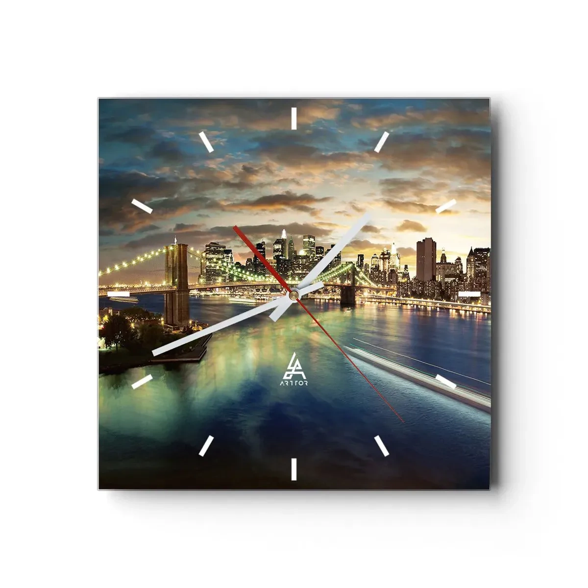 Horloge murale - Pendule murale - Un pont illuminé avec la ville en arrière-plan, avec des lumières reflétées dans l'eau. - 30x30cm - Une soirée lumineuse sur Manhattan - Décoration murale moderne pour le salon et la chambre ARTTOR