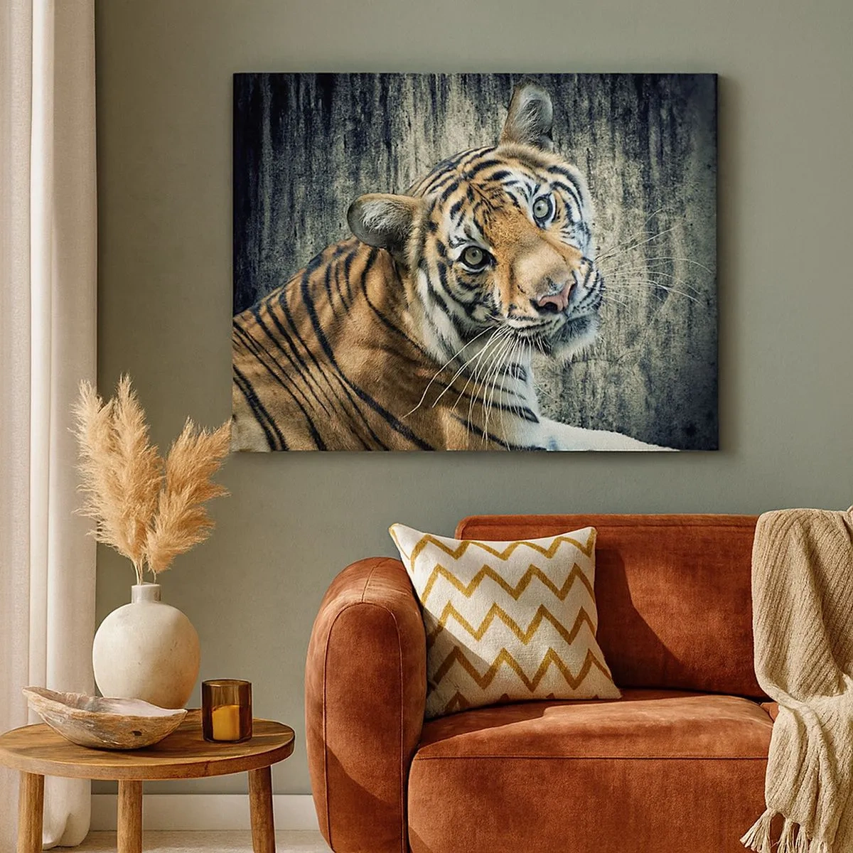 Impression sur toile - Image sur toile - Un tigre couché contre un mur à la texture rugueuse - 70x50cm - Portrait dans les flots de lumière - Décoration murale moderne pour le salon et la chambre ARTTOR