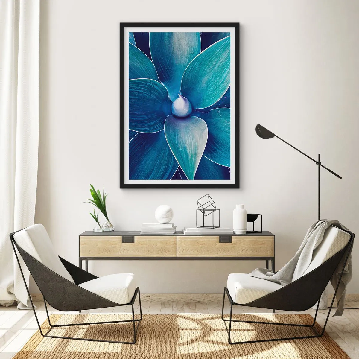 Affiche dans un cadre noir - Poster - Détail d'une grande fleur dans les tons de bleu - 50x70cm - Le bleu du ciel - Décoration murale moderne pour le salon et la chambre ARTTOR