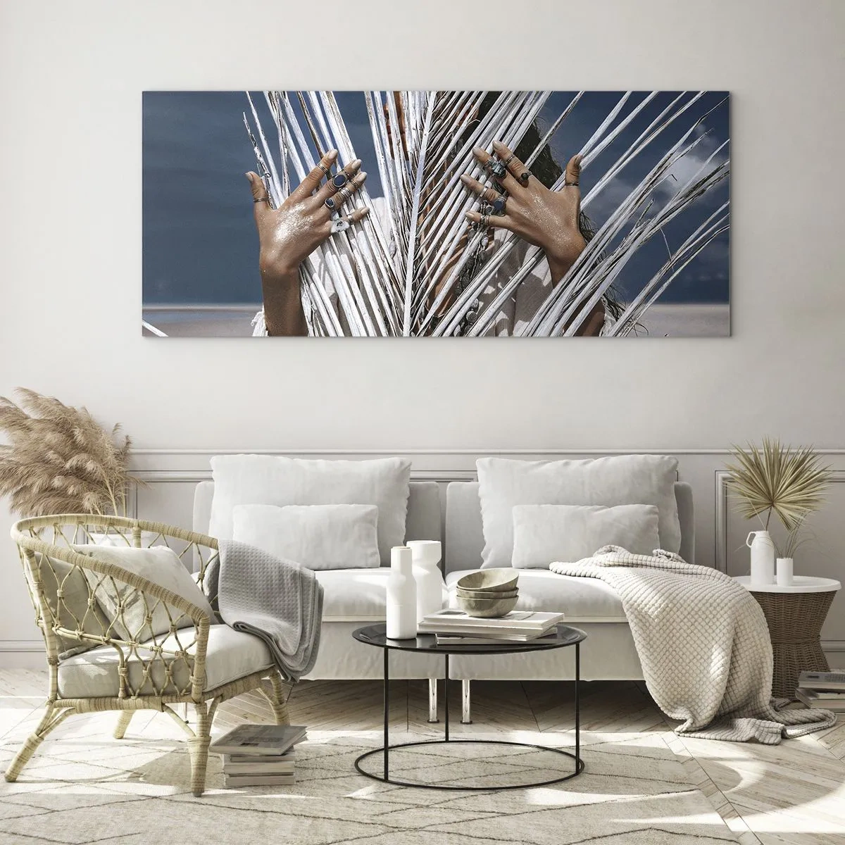 Impression sur verre - Image sur verre - Une femme cachée derrière des feuilles de palmier avec des bagues aux mains. - 140x50cm - Fille de chaman ? - Décoration murale moderne pour le salon et la chambre ARTTOR