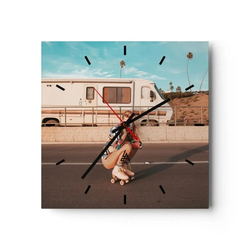 Horloge murale - Pendule murale - Une fille sur des patins à roulettes prenant une photo par une journée ensoleillée. - 30x30cm - Souriez s'il-vous-plait! - Décoration murale moderne pour le salon et la chambre ARTTOR