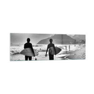 Impression sur verre - Image sur verre - Deux surfeurs marchant sur la plage avec leurs planches en noir et blanc. - 160x50cm - Samba sur une vague - Décoration murale moderne pour le salon et la chambre ARTTOR