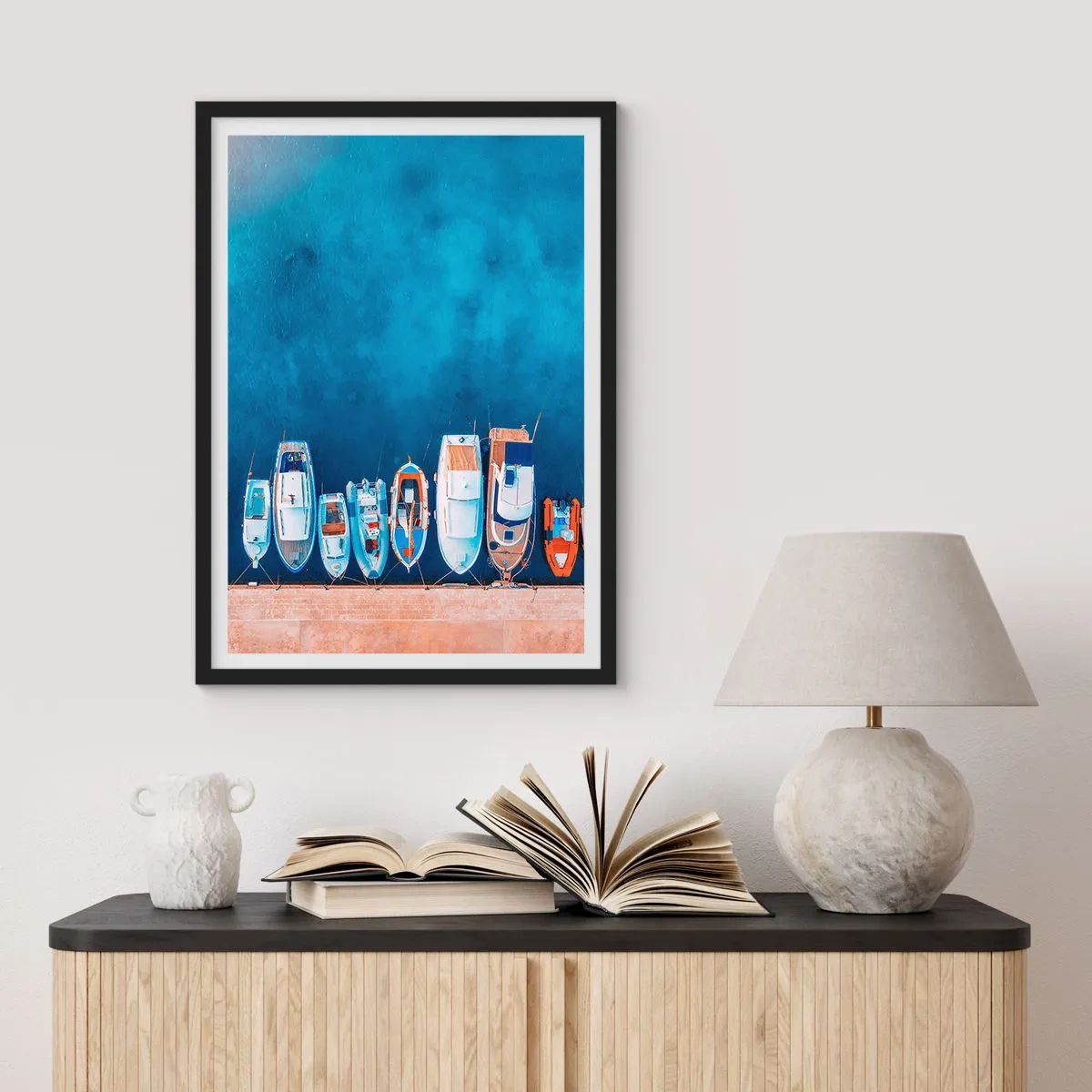 Affiche dans un cadre noir - Poster - Vue aérienne de bateaux amarrés dans une baie bleue - 50x70cm - En une seule fois - Décoration murale moderne pour le salon et la chambre ARTTOR