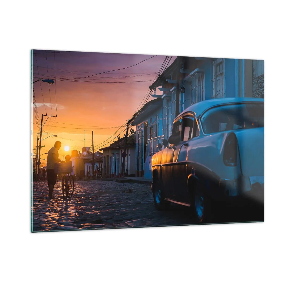Impression sur verre - Image sur verre - Rue pleine d'ambiance avec une voiture classique au coucher du soleil - 120x80cm - Ici, le temps ralentit - Décoration murale moderne pour le salon et la chambre ARTTOR
