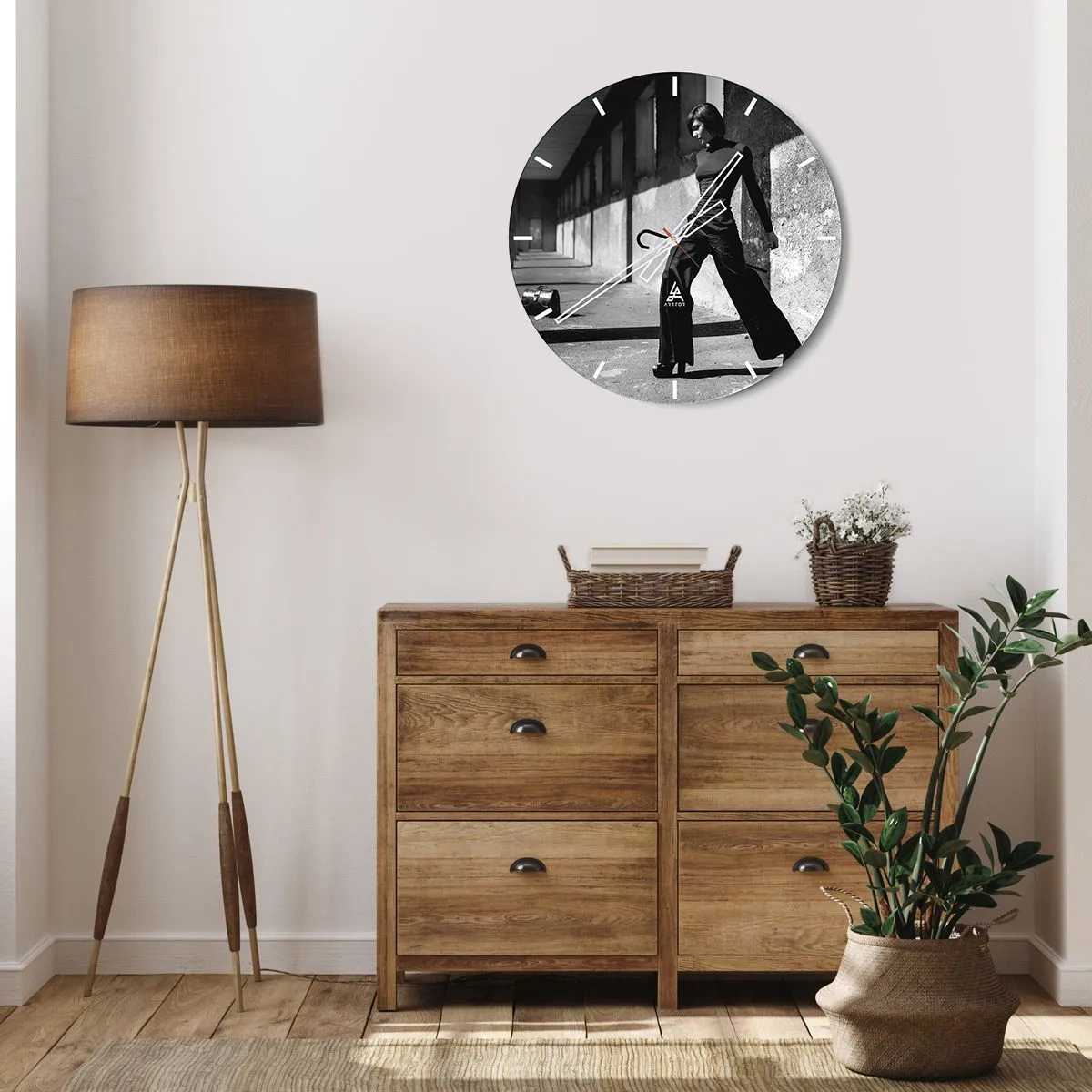 Horloge murale - Pendule murale - Photographie en noir et blanc d'une femme dans une tenue élégante dans un cadre industriel. - 30x30cm - Élégance urbaine - Décoration murale moderne pour le salon, la cuisine et la chambre ARTTOR