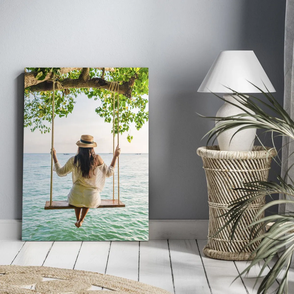Impression sur toile - Image sur toile - Femme sur une balançoire au bord de la mer dans un paysage tropical - 50x70cm - La vie est belle - Décoration murale moderne pour le salon et la chambre ARTTOR
