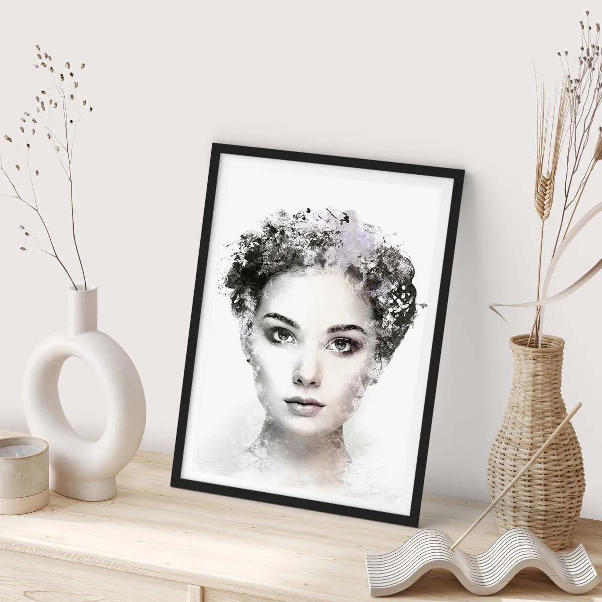Affiche dans un cadre noir - Poster - Portrait artistique d'une femme avec des éléments abstraits - 50x70cm - Un portrait extrêmement stylé - Décoration murale moderne pour le salon et la chambre ARTTOR