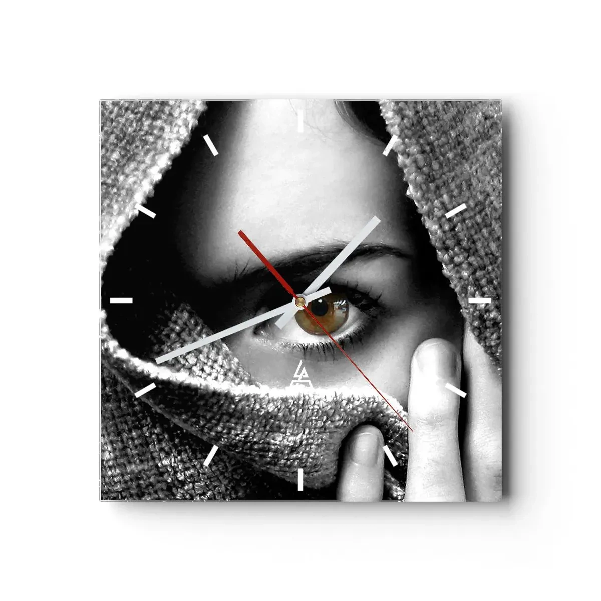 Horloge murale - Pendule murale - Portrait d'une femme à l'oeil ambré recouvert d'un tissu aux tons gris. - 30x30cm - Apprenez le secret - Décoration murale moderne pour le salon et la chambre ARTTOR
