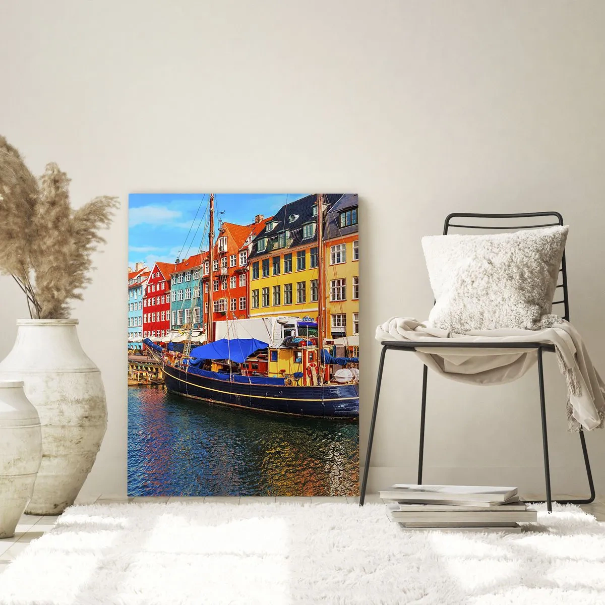 Impression sur verre - Image sur verre - Maisons colorées sur le canal avec des bateaux au soleil - 80x120cm - Quai joyeux - Décoration murale moderne pour le salon et la chambre ARTTOR