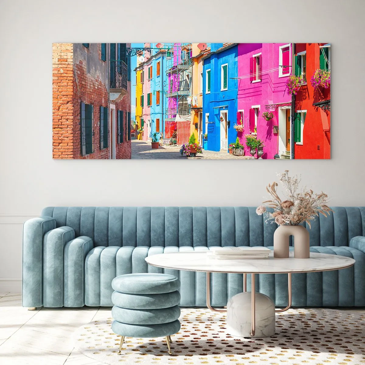 Impression sur verre - Image sur verre - Bâtiments colorés dans une rue étroite de la ville - 140x50cm - Ville "Sous les perroquets" - Décoration murale moderne pour le salon et la chambre ARTTOR