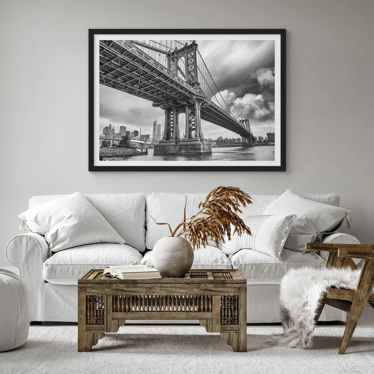 Affiche dans un cadre noir - Poster - Un pont en noir et blanc avec vue sur la ville - 100x70cm - Au coeur de la ville - Décoration murale moderne pour le salon et la chambre ARTTOR