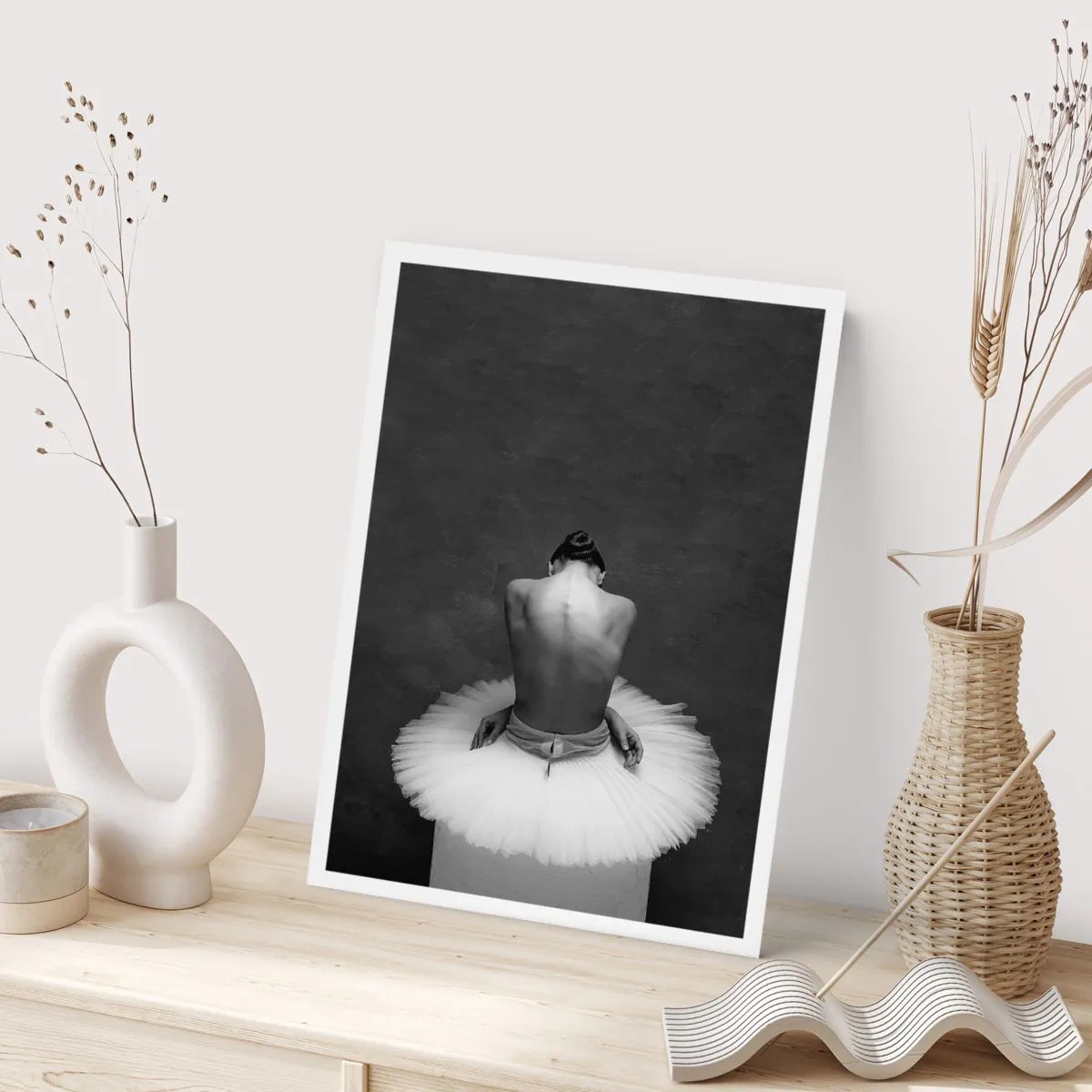 Affiche - Poster - Portrait en noir et blanc d'une ballerine assise sur une plateforme - 50x70cm - C'est justement en train de fleurir - Décoration murale moderne pour le salon et la chambre ARTTOR
