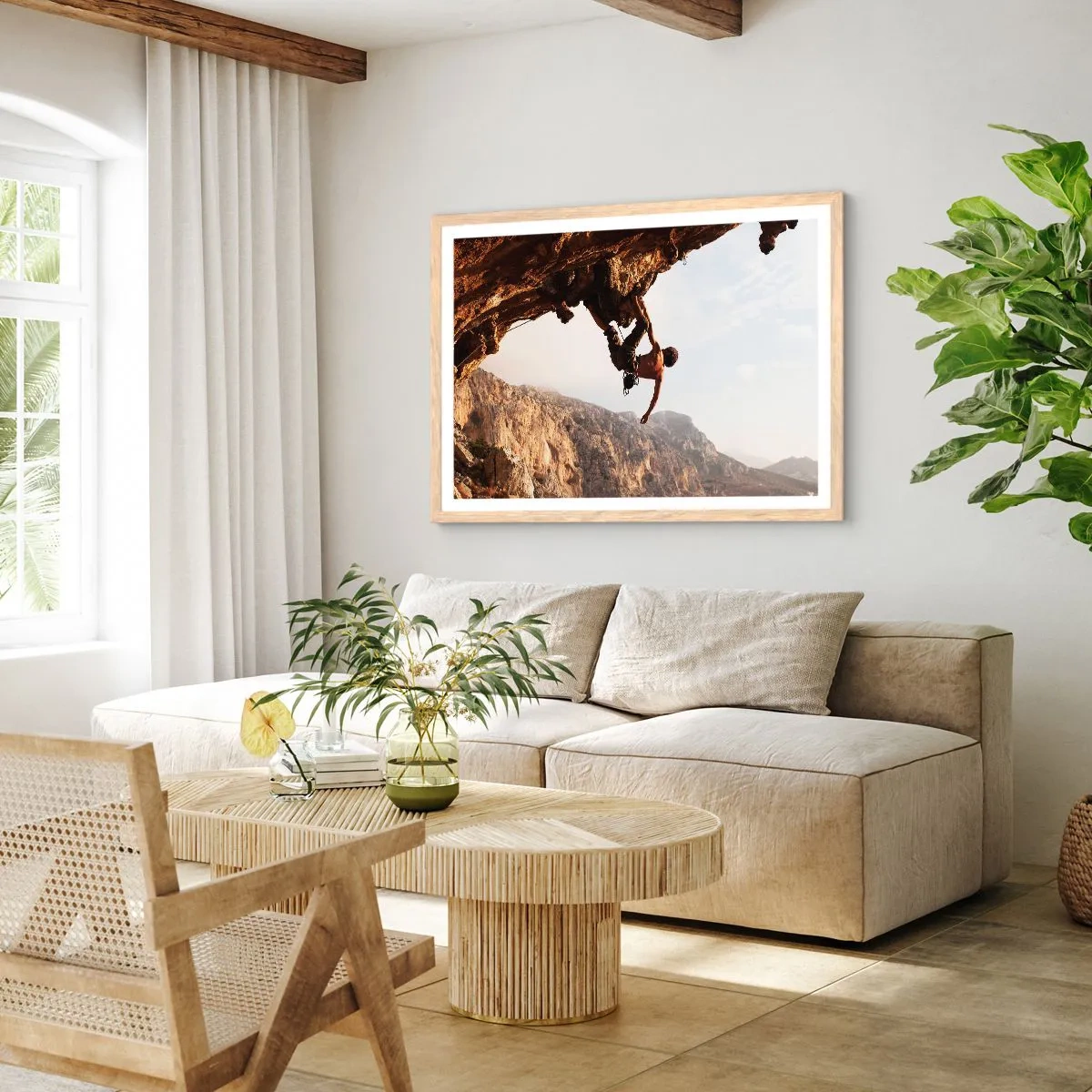 Affiche dans un chêne clair - Poster - Le monde rétréci dans une main sur une coupe de rocher - 100x70 cm