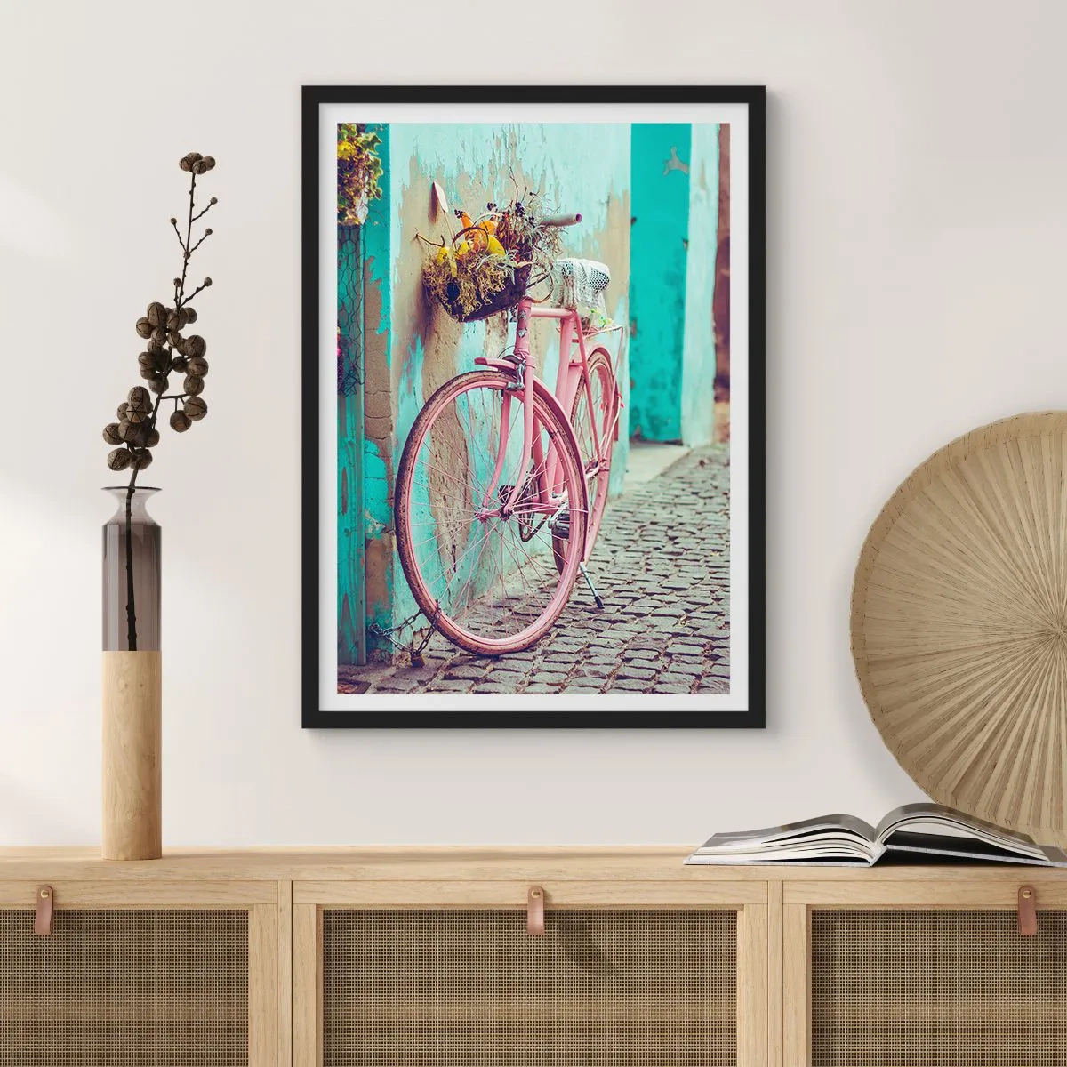 Affiche dans un cadre noir - Poster - Un vélo rose avec un panier dans une rue rustique - 50x70cm - Je reviens tout de suite - Décoration murale moderne pour le salon et la chambre ARTTOR