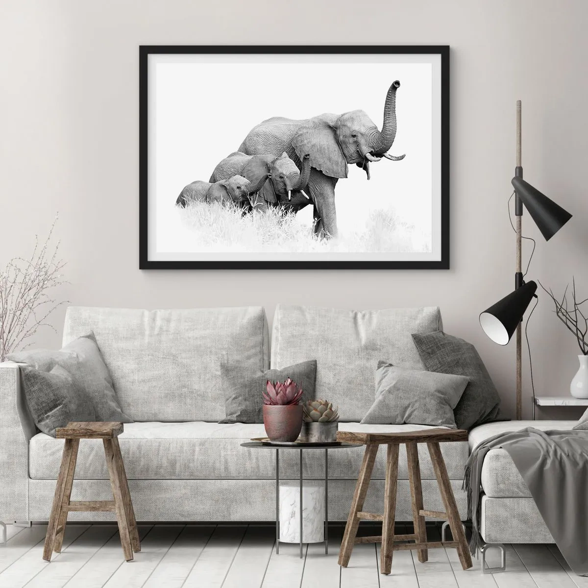 Affiche dans un cadre noir - Poster - Une famille d'éléphants sur fond de paysage africain en noir et blanc. - 100x70cm - Un, deux, trois - Décoration murale moderne pour le salon et la chambre ARTTOR