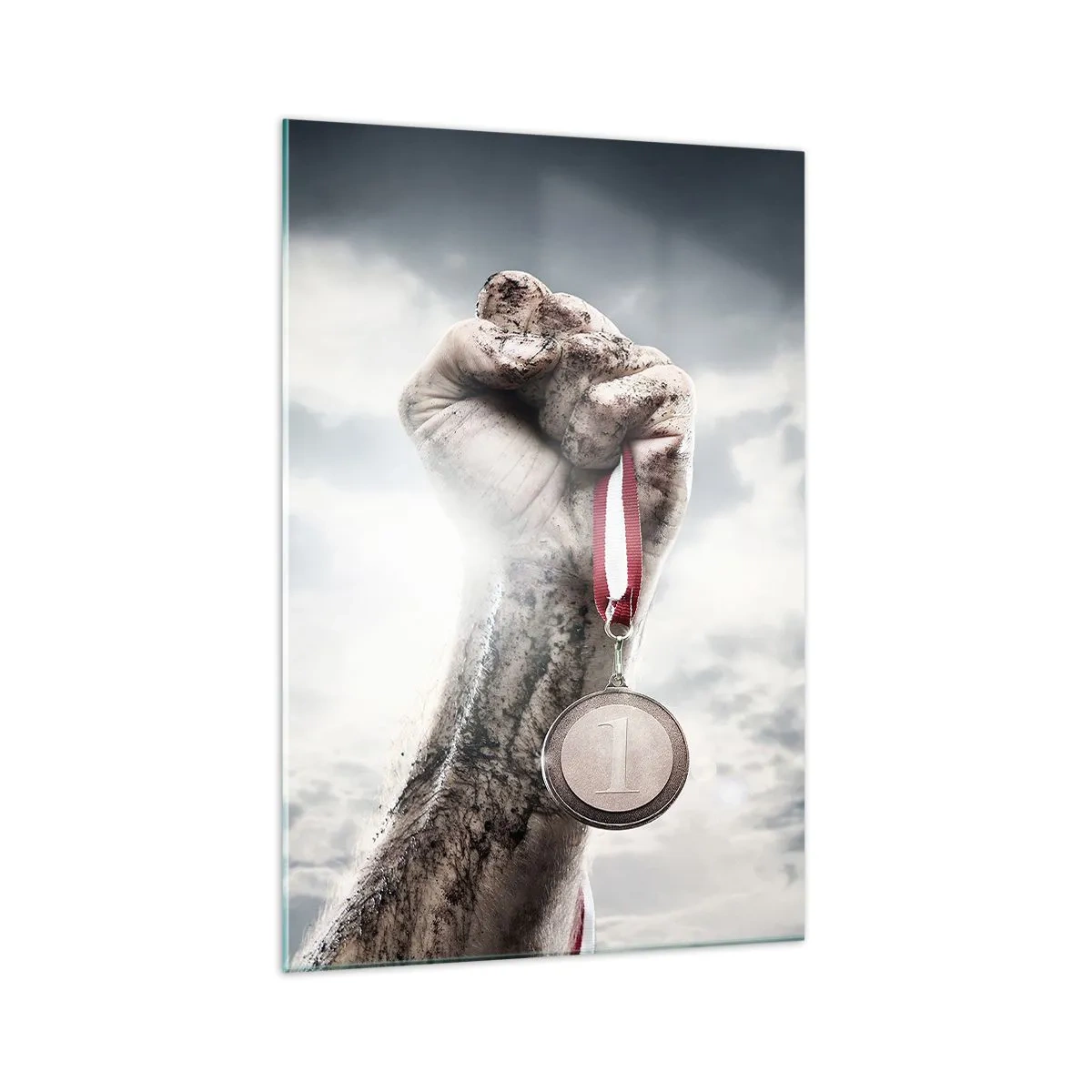 Impression sur verre - Image sur verre - Une main levée avec une médaille contre un ciel nuageux - 70x100cm - Per aspera ad astra - Décoration murale moderne pour le salon et la chambre ARTTOR