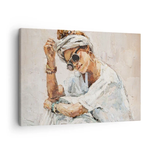 Impression sur toile - Image sur toile - Portrait d'une femme portant des lunettes de soleil contre un mur clair - 70x50cm - Portrait en plein soleil - Décoration murale moderne pour le salon et la chambre ARTTOR