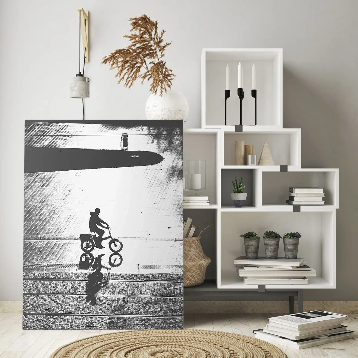 Impression sur verre - Image sur verre - Homme à vélo à travers la ville, reflet dans l'eau, photo en noir et blanc - 50x70cm - Devant moi, à travers la ville - Décoration murale moderne pour le salon et la chambre ARTTOR
