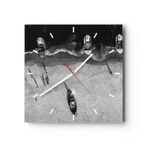 Horloge murale - Pendule murale - Vue aérienne en noir et blanc de bateaux sur la plage - 30x30cm - Toujours sur le rivage… - Décoration murale moderne pour le salon et la chambre ARTTOR