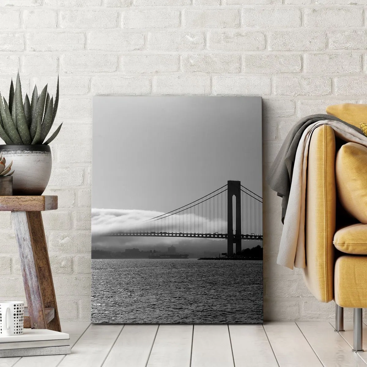Impression sur toile - Image sur toile - Un pont sur l'eau enveloppé de brouillard dans une photo en noir et blanc - 70x100cm - Naviguez à travers les Portes des Étoiles - Décoration murale moderne pour le salon et la chambre ARTTOR