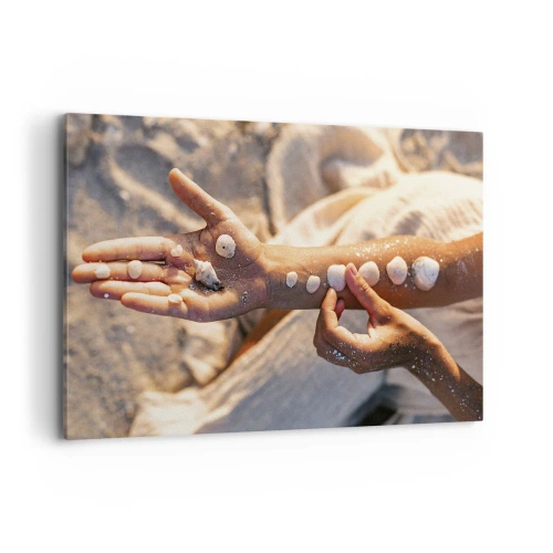 Impression sur toile - Image sur toile - Mains avec des coquillages disposés sur le fond de sable - 120x80cm - La beauté à portée de main - Décoration murale moderne pour le salon et la chambre ARTTOR