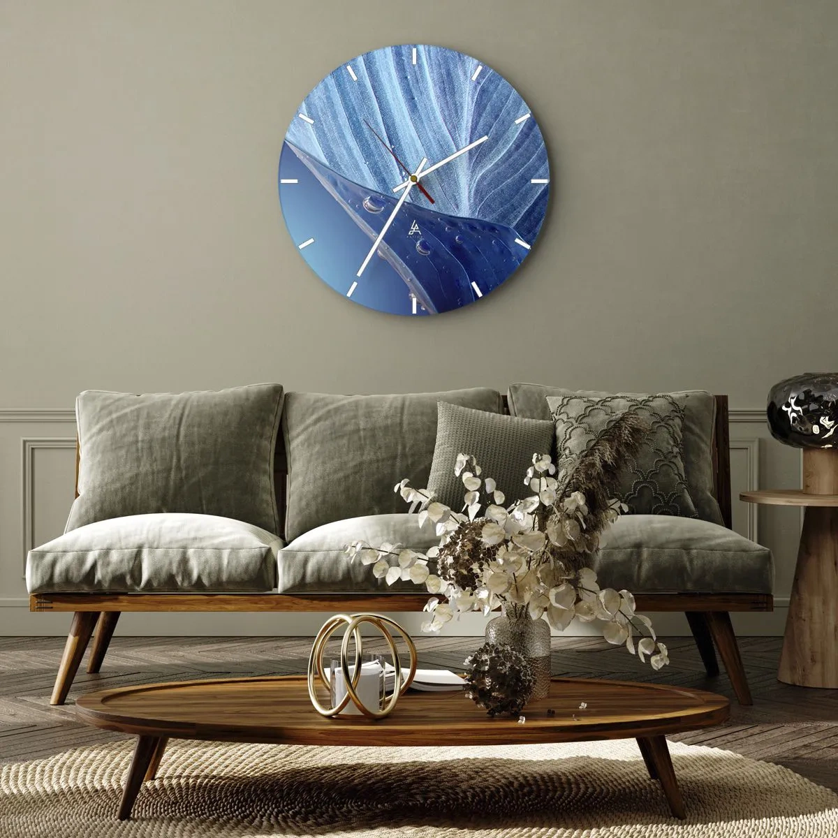 Horloge murale - Pendule murale - Gros plan d'une feuille avec des gouttes d'eau dans des tons bleus - 30x30cm - Gouttes cachées du bleu - Décoration murale moderne pour le salon, la cuisine et la chambre ARTTOR