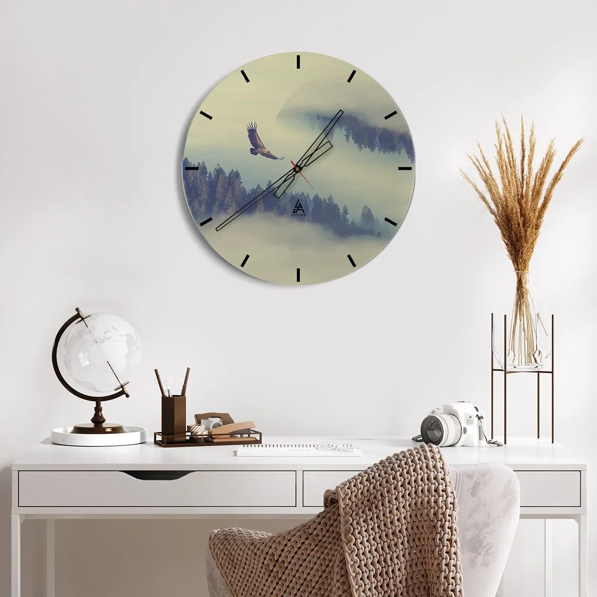Horloge murale - Pendule murale - Un aigle plane au-dessus de la forêt dans la brume matinale. - 30x30cm - J'ai vu l'ombre d'un aigle - Décoration murale moderne pour le salon, la cuisine et la chambre ARTTOR