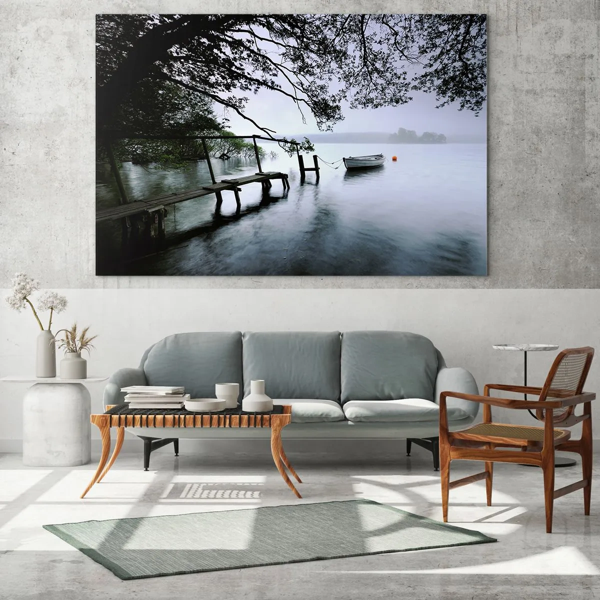 Impression sur verre - Image sur verre - Une jetée en bois sur un lac brumeux avec un bateau en arrière-plan - 100x70cm - Tu te reposes déjà - Décoration murale moderne pour le salon et la chambre ARTTOR