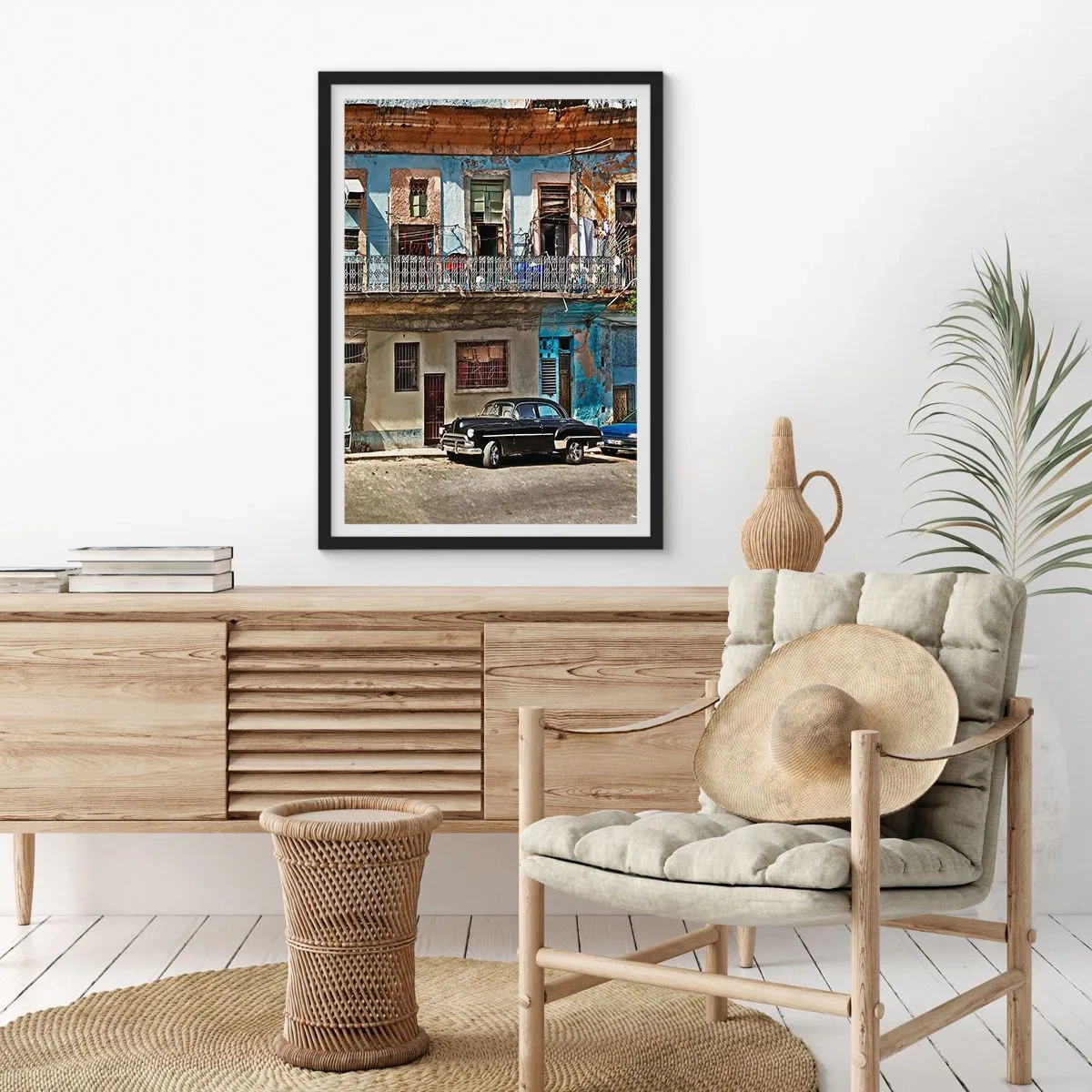 Affiche dans un cadre noir - Poster - Un vieil immeuble avec une voiture classique - 50x70cm - Climat hawaïen - Décoration murale moderne pour le salon et la chambre ARTTOR