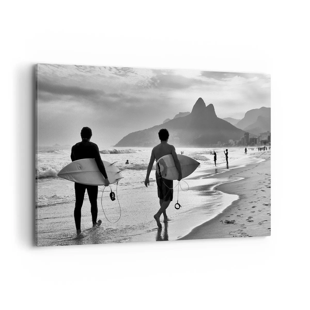 Impression sur toile - Image sur toile - Deux surfeurs marchant sur la plage avec leurs planches en noir et blanc. - 100x70cm - Samba sur une vague - Décoration murale moderne pour le salon et la chambre ARTTOR