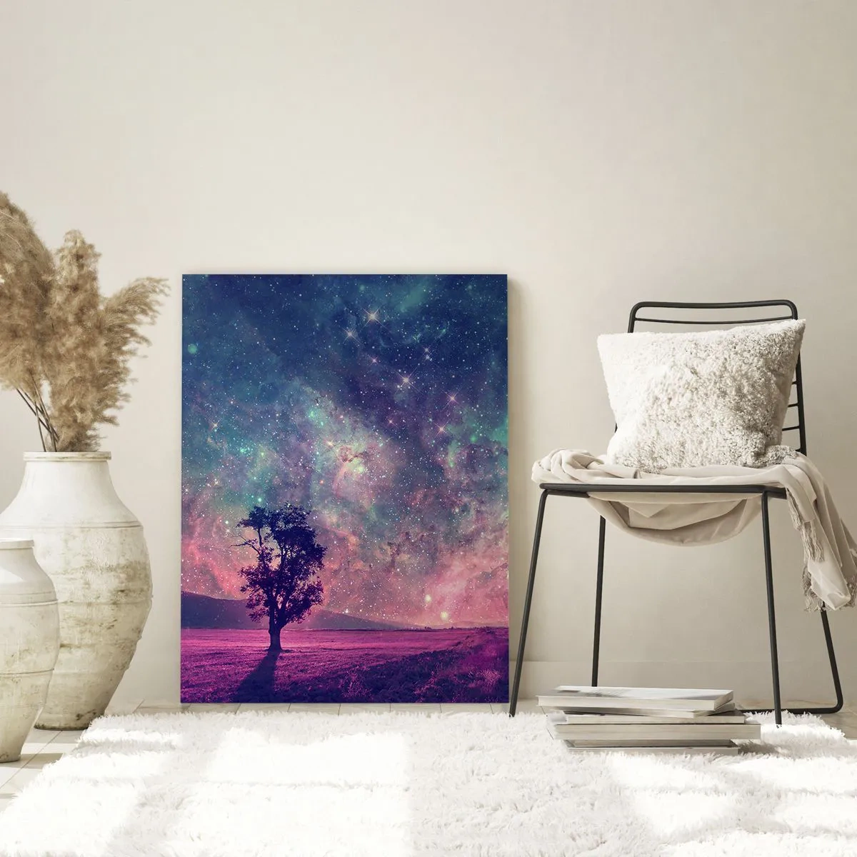 Impression sur verre - Image sur verre - Un arbre contre un ciel étoilé aux couleurs violettes et bleues - 70x100cm - Sous un ciel magique - Décoration murale moderne pour le salon et la chambre ARTTOR