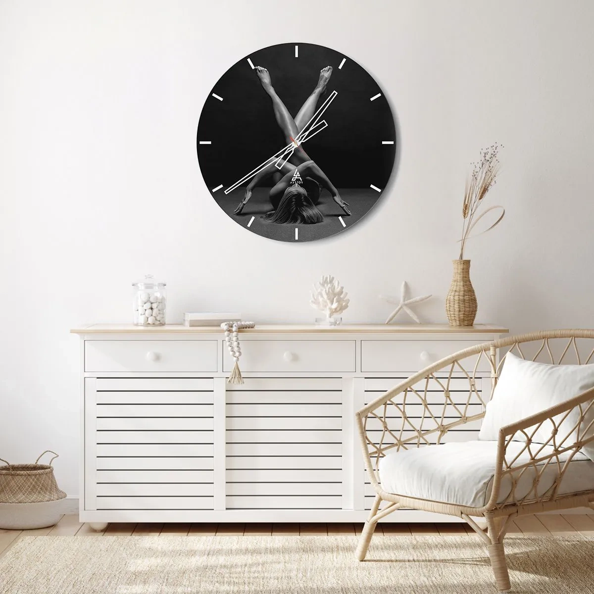 Horloge murale - Pendule murale - Silhouette artistique d'une femme dans une pose dynamique sur fond noir - 30x30cm - Géométrie de la nudité - Décoration murale moderne pour le salon, la cuisine et la chambre ARTTOR