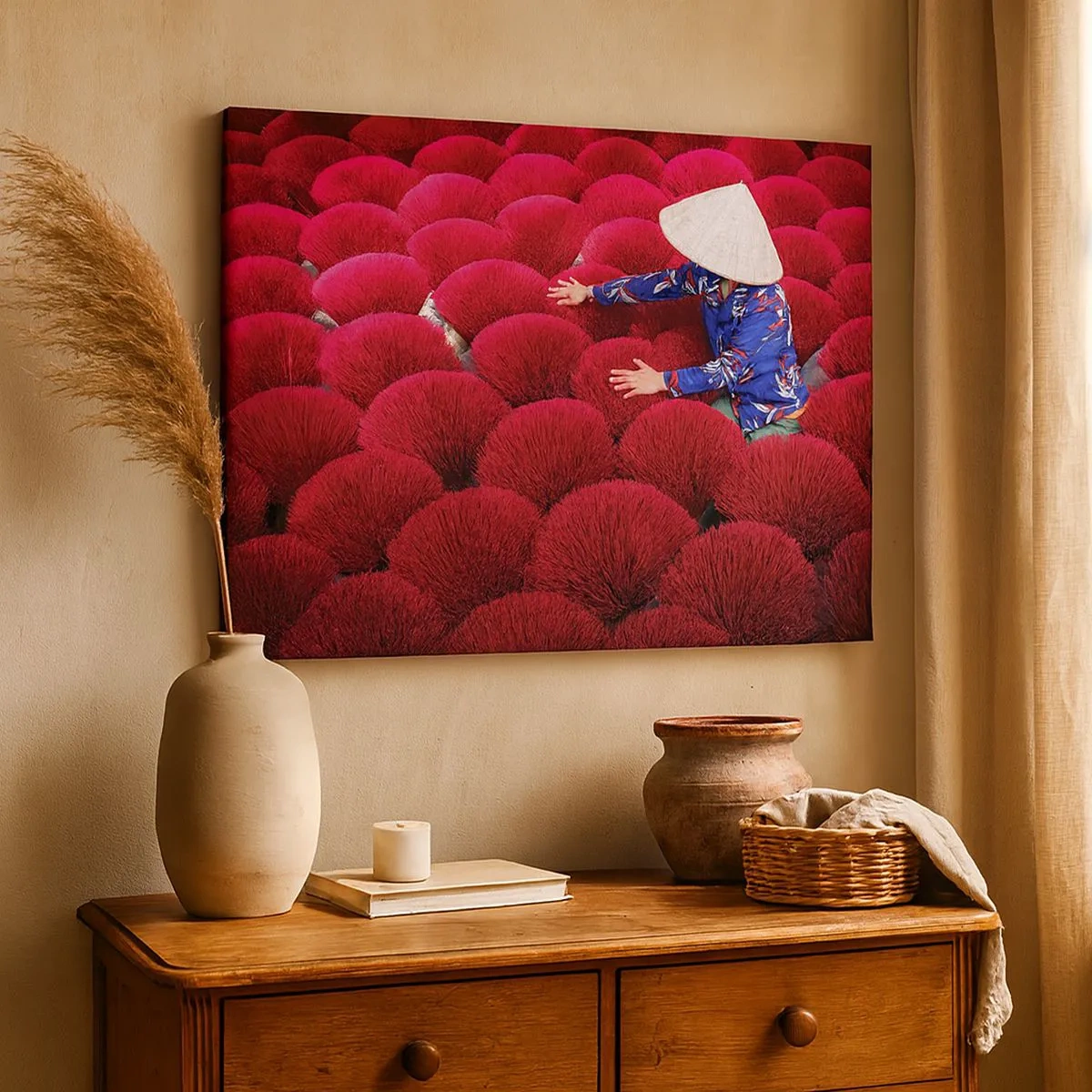 Impression sur toile - Image sur toile - Une femme portant un chapeau traditionnel parmi des bâtons d'encens rouges - 70x50cm - Dans un champ de riz - Décoration murale moderne pour le salon et la chambre ARTTOR
