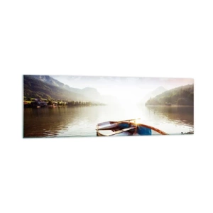 Impression sur verre - Image sur verre - Un bateau sur la rive d'un lac avec vue sur les montagnes le matin - 160x50cm - Au bord de la grande et limpide eau - Décoration murale moderne pour le salon et la chambre ARTTOR